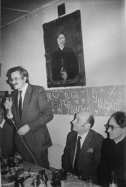 parafia polskokatolicka 1_75.jpg - Rok 1984. Opłatek parafialny. Przemawia dyrektor Wojewódzkiego Domu Kultury w Krośnie